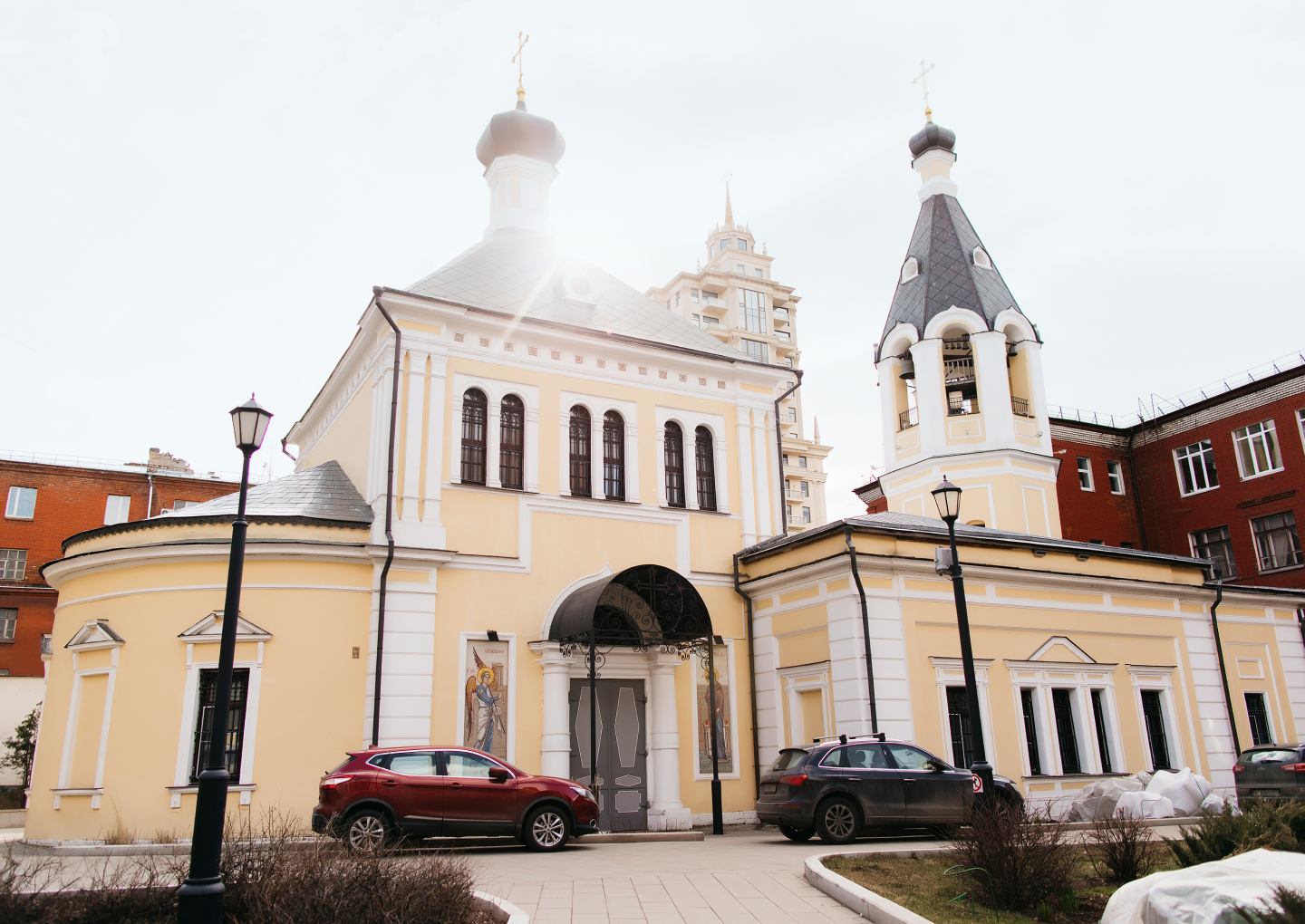 Храм марона пустынника. Храм Марона пустынника на Якиманке. Храм Марона пустынника на Якиманке фото. Школа Якиманка 38. Школа на Якиманке при храме.